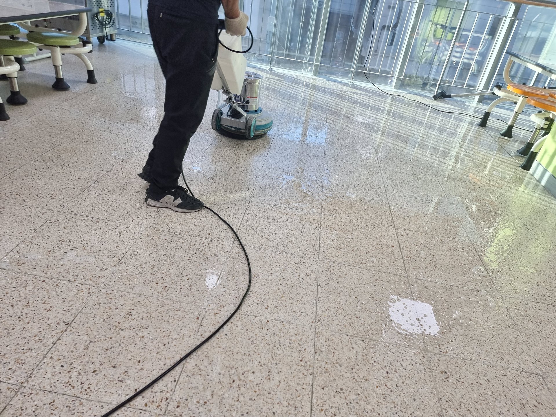 디자인클린 오피스케어 - 대형 시설 폴리셔 바닥 작업