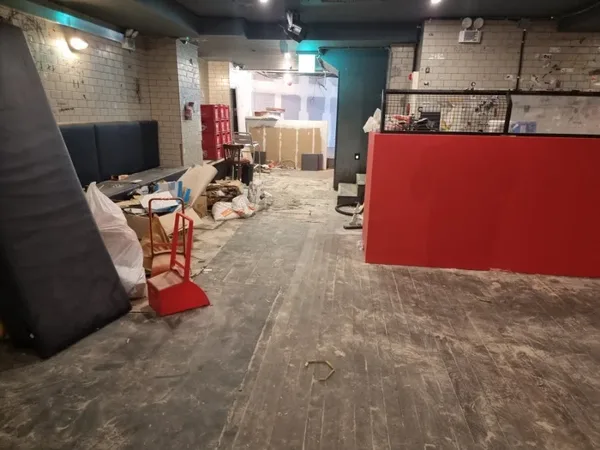 홍대 인테리어 후 청소, 지하 클럽 스티커 제거와 마룻바닥 청소 — 디자인클린