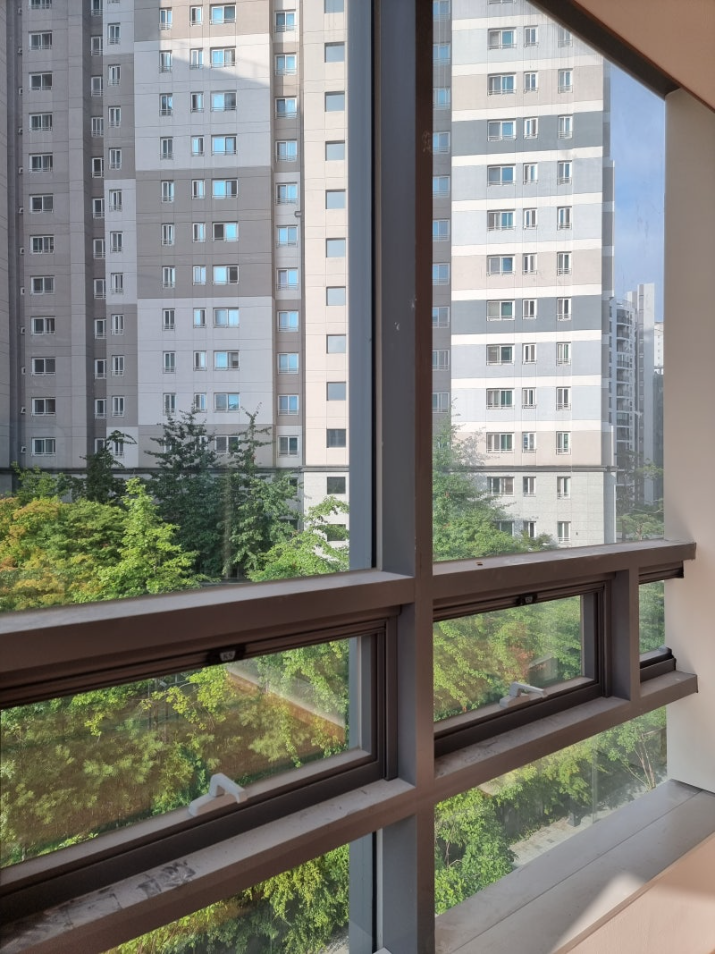 창호 프레임과 유리면 오염 상태 확인