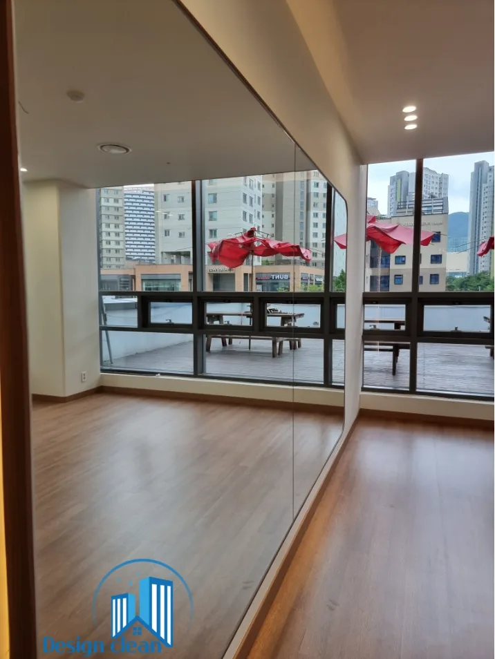 전신거울과 마루 바닥 청소 후 상태