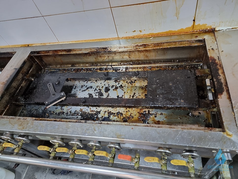 마포 식당 가스레인지 하부 기름 트레이 찌든 때 청소 전