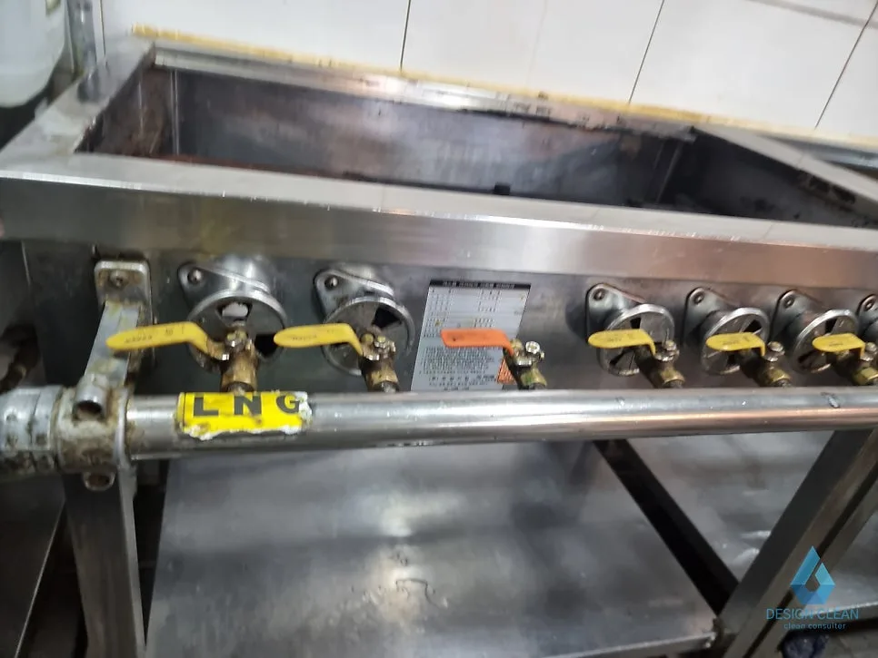 마포 식당 가스레인지 하부 트레이 세척 완료 후