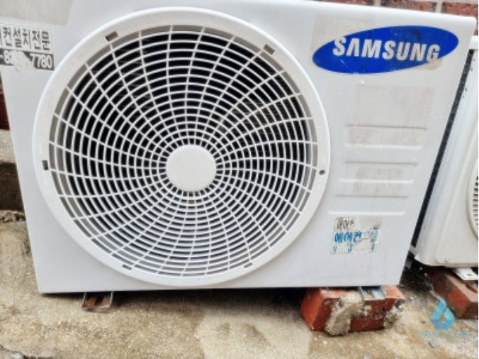 청소 전 삼성 에어컨 실외기 전면 팬과 커버에 낀 먼지