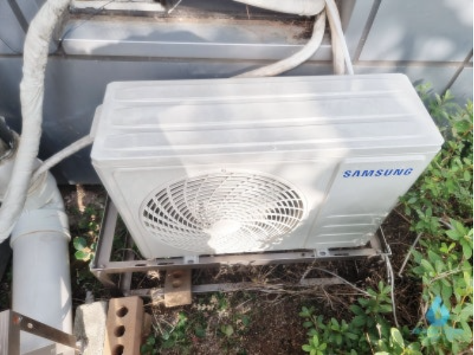 실외기 하단 냉매 배관과 거치 브래킷 오염 상태