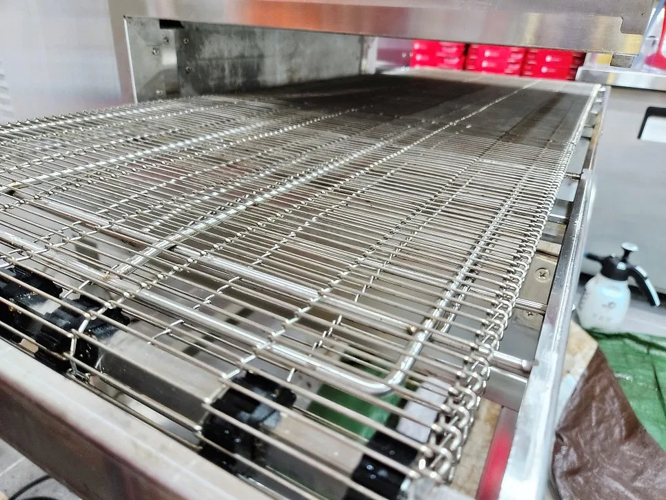 재설치한 깨끗한 컨베이어 벨트 상태