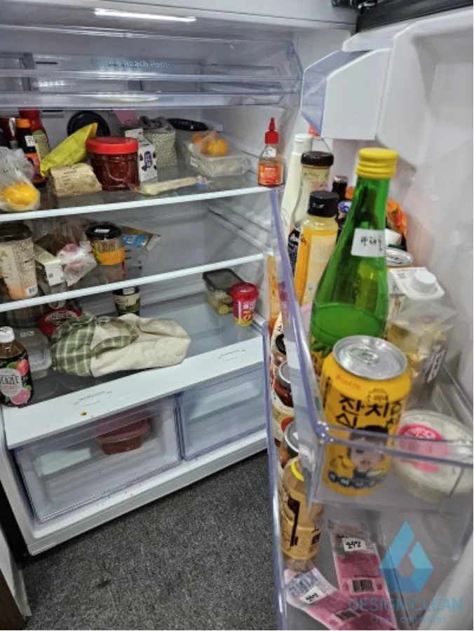 청소 전 교육원 공용 냉장고 내부 — 식품 적재 상태