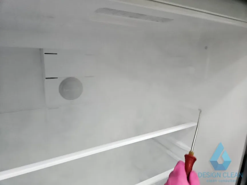 선반 레일 틈새를 전용 도구로 세척