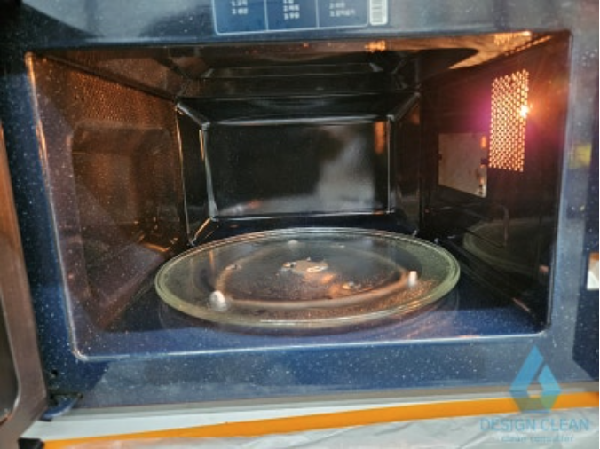 세척 후 전자레인지 내부 — 오염 제거 완료