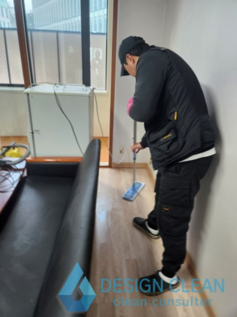 기숙사 객실 바닥 밀대 세척 작업 진행