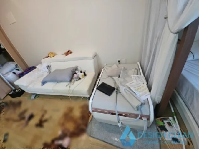 소파와 침대 주변에 남겨진 유품과 생활 흔적