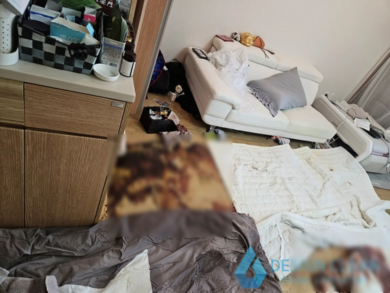 주방 수납장 앞 침구와 바닥으로 번진 오염 범위 확인