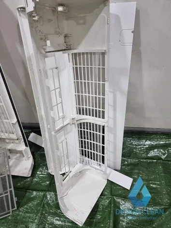 세척 후 건조 중인 에어컨 커버