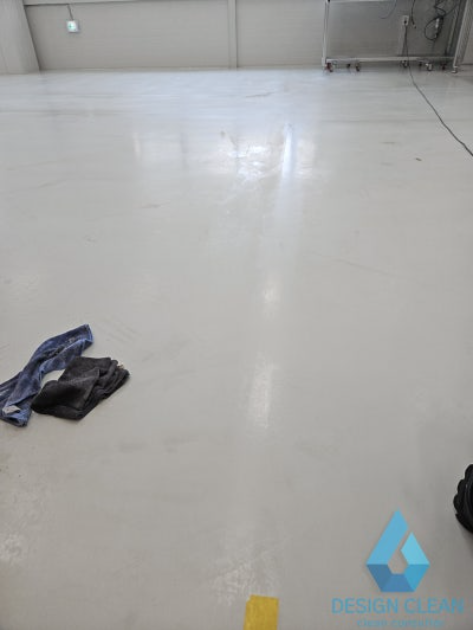 용인 공장 에폭시 바닥의 넓은 오염 구간 시공 전 상태