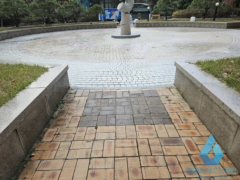 광장 바닥 세척 완료 후 진입로 쪽에서 본 전경