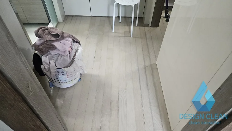 현관 복도 마루까지 번진 침수 오염 상태