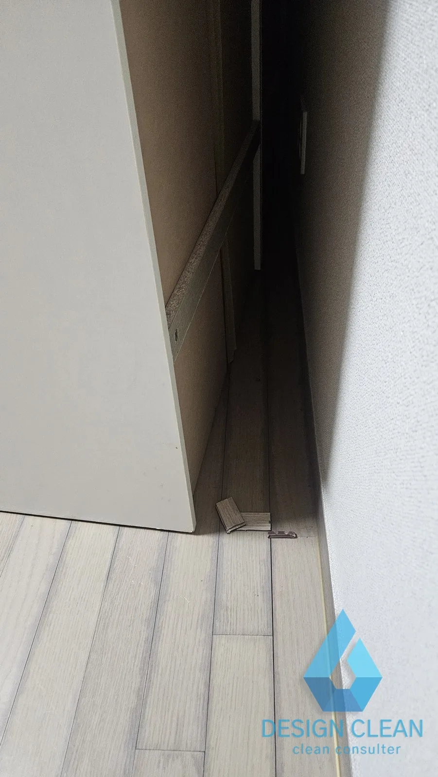 가구 뒤편 벽면 하단으로 스며든 침수 흔적
