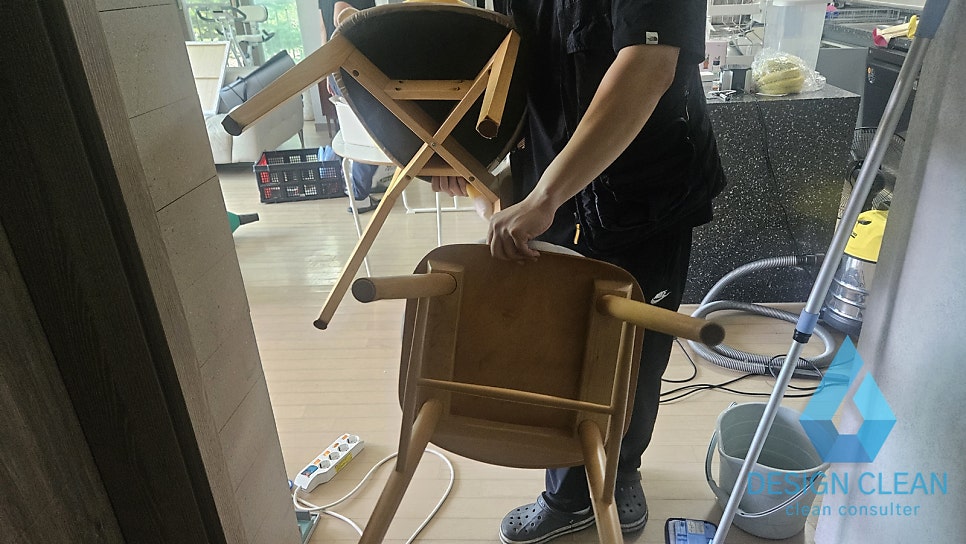 오염된 의자 뒤집어 세척하는 작업