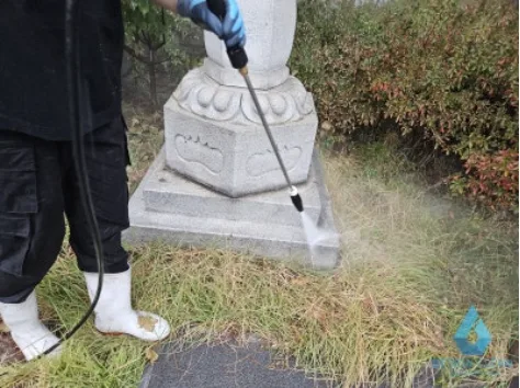사찰 청소 서까래 먼지 제거 작업