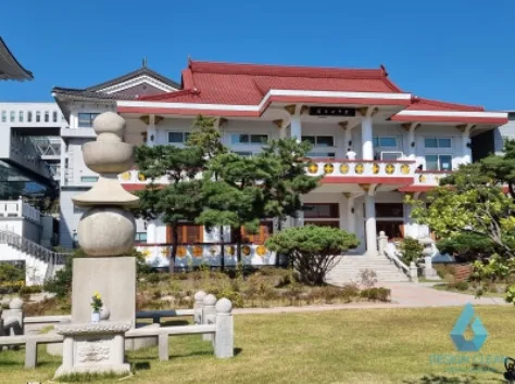 사찰 청소 완료 후 전통건물 외관