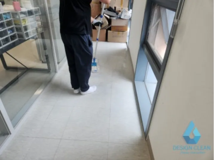 광명 사무실 바닥청소 작업자가 복도 데코타일 밀대 세척