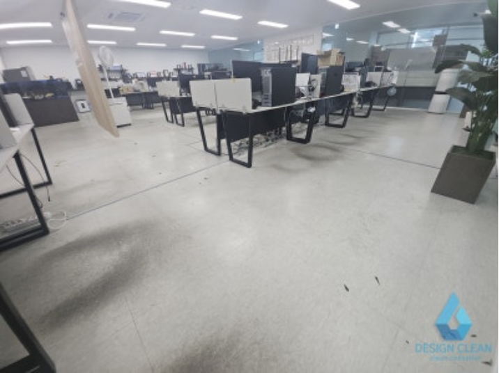 광명 사무실 바닥청소 전 사무 공간 전경 오염된 데코타일