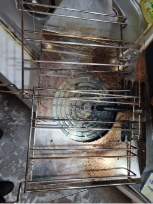 우녹스 오븐 내부 랙과 팬에 기름때가 눌어붙은 상태